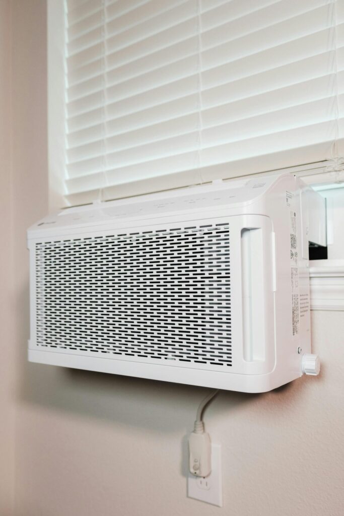 Technician optimizing AC unit for energy efficiency in Dubai